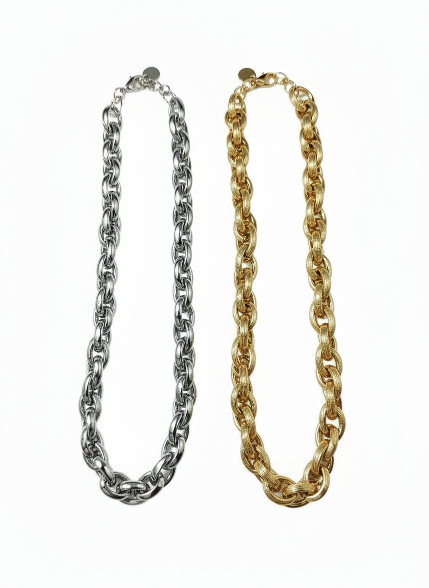 Collane su sfondo bianco