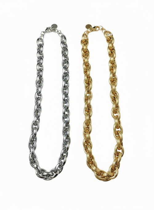 Collane su sfondo bianco